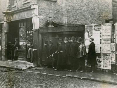 Winston Churchill bei der Belagerung der Sidney Street von English Photographer